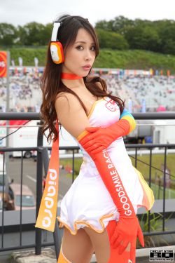 年轻夫妻把小孩哄睡后开监控